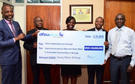 dfcu Bank hands over Shs20 cheque to Prime Minister of Obwa Kyabazinga bwa Busoga