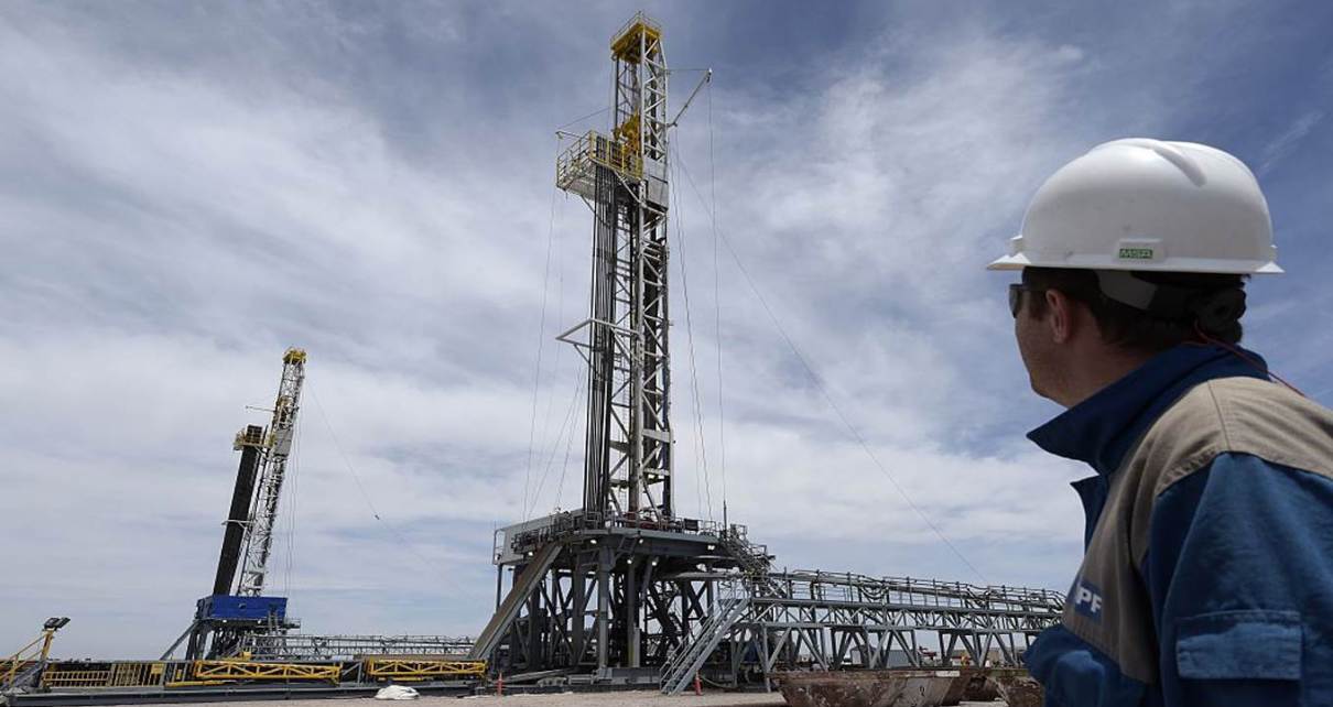 Argentina certainly has massive reserves still to be exploited: an estimated 19.9 billion barrels of crude oil and 583 trillion cubic feet of gas, concentrated in the Vaca Muerta shale formation.
