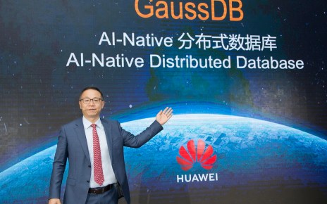 David Wang, Huawei Executive Director of the Board and President of ICT Strategy & Marketing, launches the AI-Native database