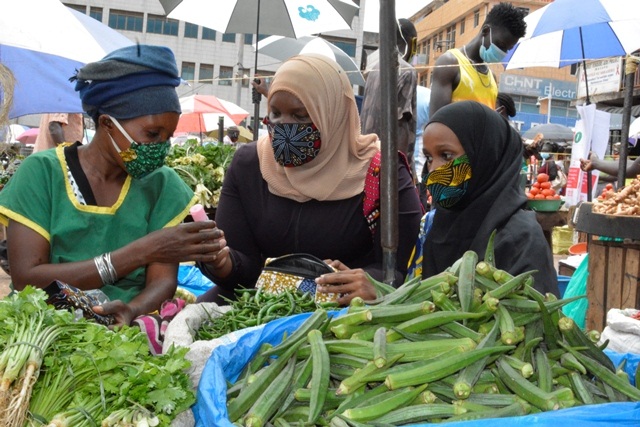 Smart Girls Uganda, a non-profit organization, in partnership with Tenge Collections an Afrocentric fashion design house and Hope Hub, have distributed masks to vulnerable women in Nakasero Market in a bid to address Covid-19.