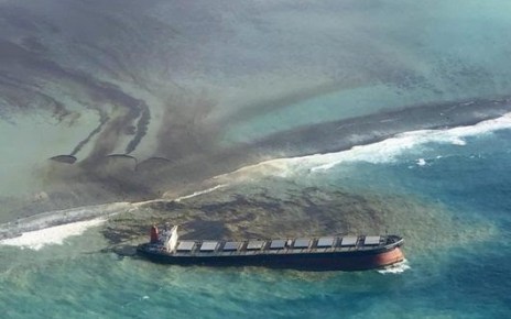 Thousands of students, environmental activists, and residents of Mauritius were working around the clock yesterday, trying to reduce the damage to the oil spill that was caused by a Japanese freighter off its coast.