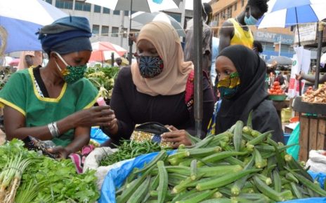 Smart Girls Uganda, a non-profit organization, in partnership with Tenge Collections an Afrocentric fashion design house and Hope Hub, have distributed masks to vulnerable women in Nakasero Market in a bid to address Covid-19.